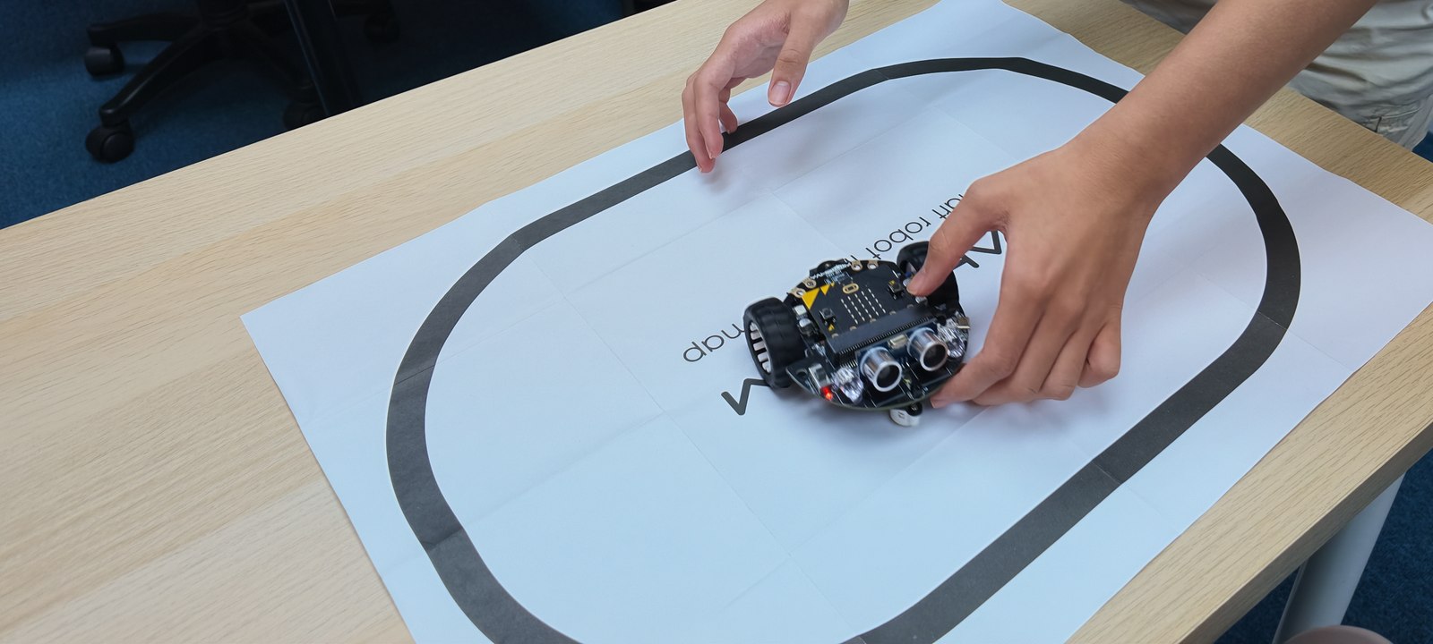Tiny:bit robot car kits and tracking maps at an Envision Academy NextGen AI class